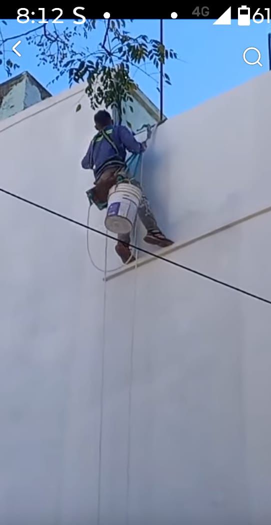 Trabajo en altura — reparación de fachada